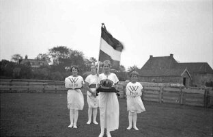 1938-06-kroon_en_vlag_kind_Dedgum_07