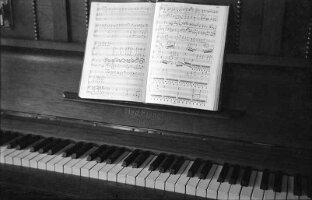 1944-01 Piano met muziekstuk (verhelderd met kunstlicht)